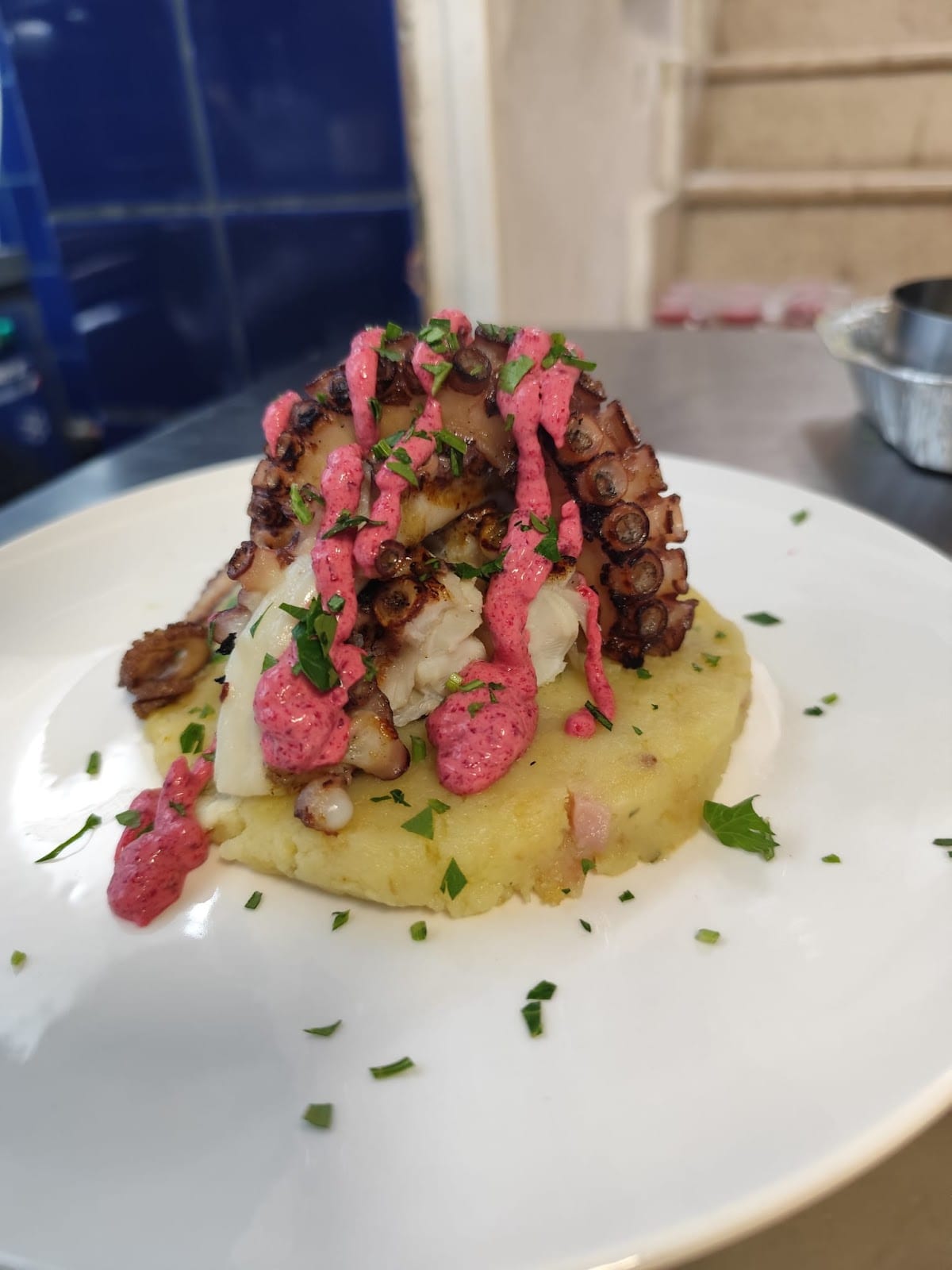 Polpo con patate e salsa rosa