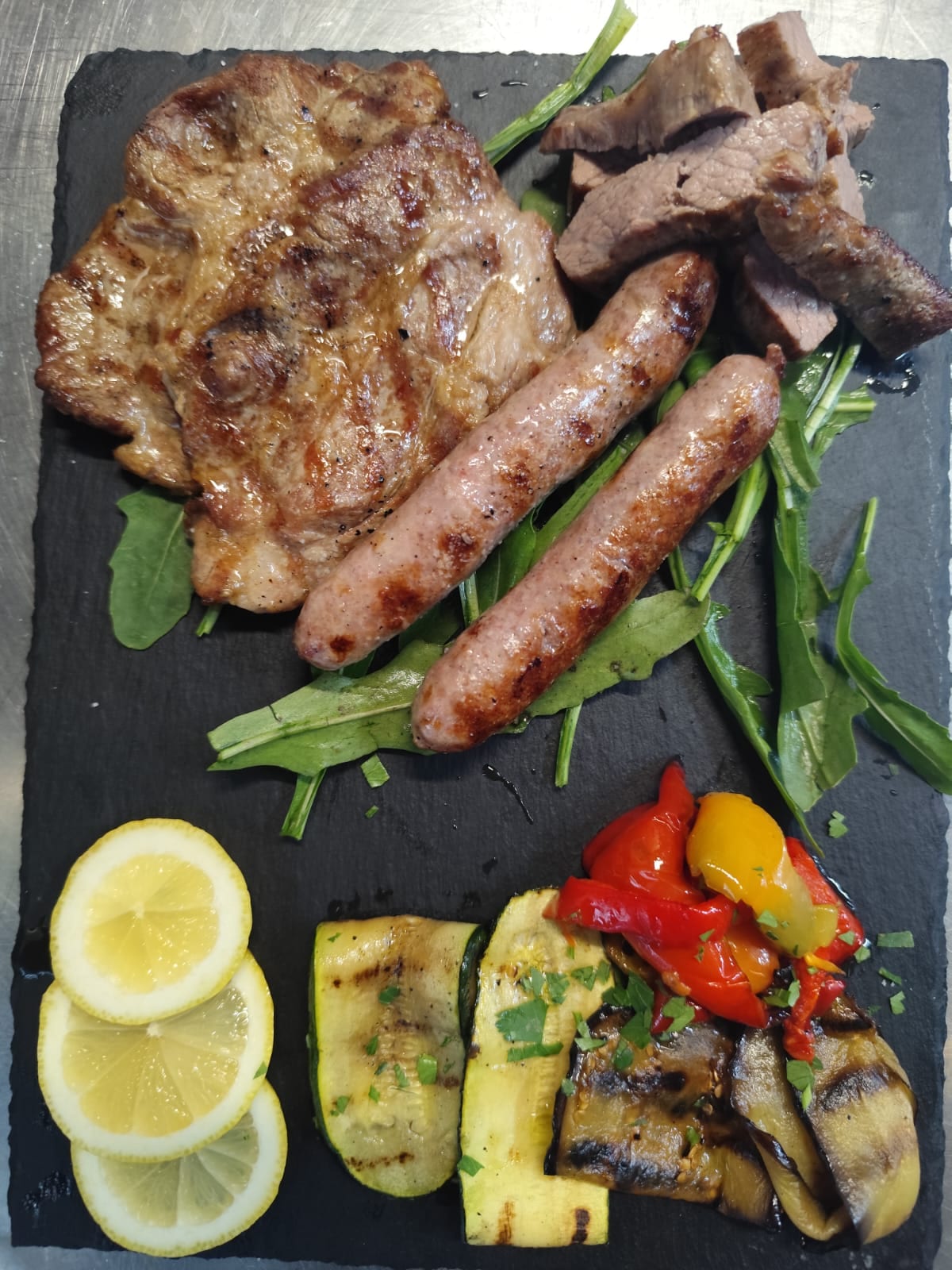 Grigliata mista di carne con contorno